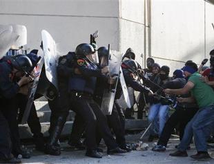 Protesters clash with police in Mexico City