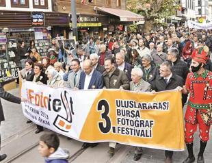 Bursa’s Photo-fest starts with a parade of artists