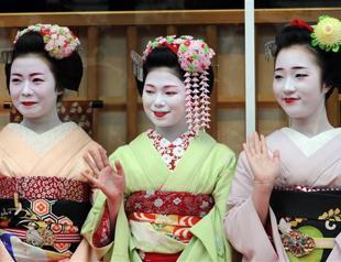 Colorful geisha trainees hit grey Tokyo streets