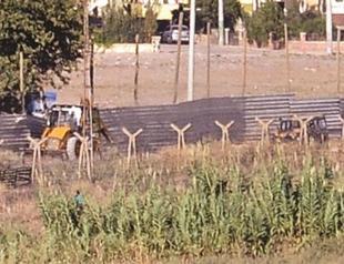 Turkey builds wall along Syria border