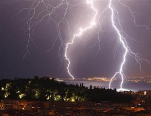 32 dead in India lightning strikes