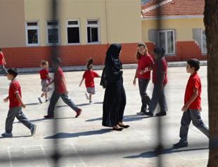 New changes legalize headscarves for public officials, discontinue national oath