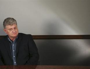 Snowdens father arrives in Moscow