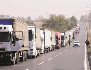 Bulgaria-Turkey border gates blocked by trucks
