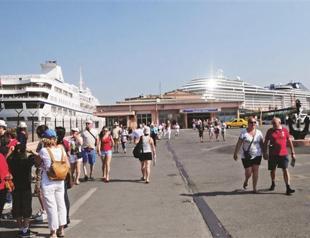 Rush of cruise ships to Aegean town of Çeşme
