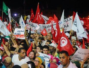 Tunisian police shoot dead Islamist militant as rallies continue