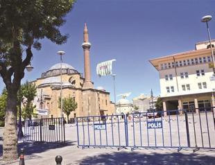 Police struggles to keep peddlers away in Turkeys Konya