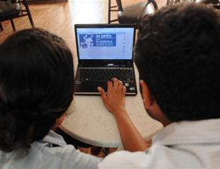 Teenage couples kiss shakes Morocco by Internet effect, triggers calls for kiss-ins