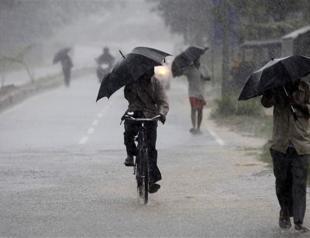 Half a million evacuated as cyclone lashes India