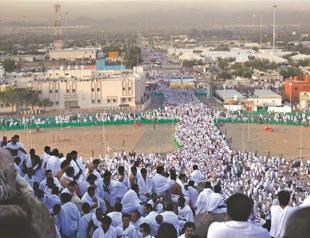Muslim pilgrims urged to heal divisions at hajj zenith