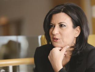 Low-cut dress should not be subject of politics: Former AKP minister