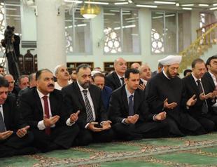 Syrias Assad prays at Damascus mosque for Eid al-Adha