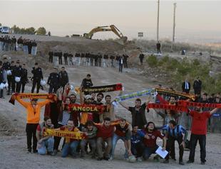 Fan groups play football on construction site in protest at ODTÜ road