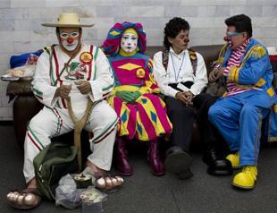 Mexico clowns distance selves from costumed killer