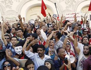 Tunisia crisis talks delayed as killed policemen mourned