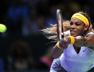 Serena sweeps into WTA Championships semi-finals