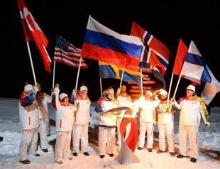 Russia takes Olympic torch to North Pole