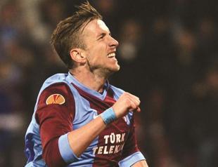 Galatasaray, Trabzon turn attention to lea