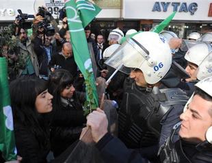 Riot police break up ODTÜ protest in Ankara, 24 students forming human chain detained
