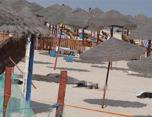 Suicide bomber hits Tunisia beach, nearby attack foiled