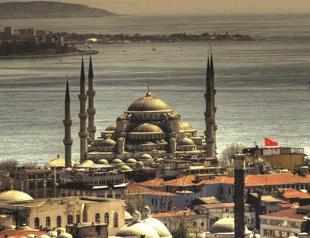 Blue Mosque minaret shifts for 5 centimeters