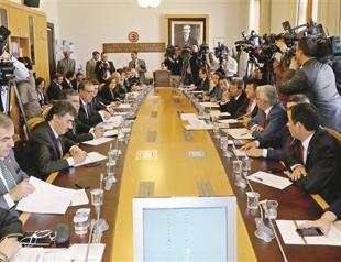 Panel paves way for trousers for female deputies at Turkish Parliament