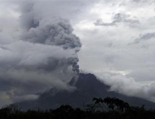 Hundreds evacuated as Indonesia volcano erupts
