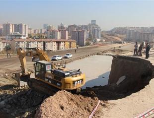 Road collapses near ODTÜ construction after water pipe blast