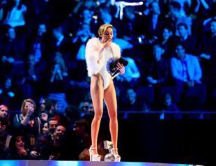 Miley Cyrus lights up a joint and Amsterdam at MTV awards