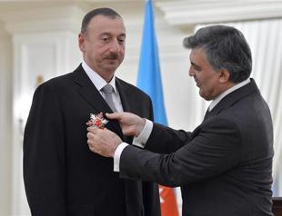 President Gül presents medal of honor to Azerbaijani President Aliyev