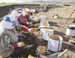 Villagers join excavation teams to unearth artifacts