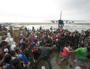 Desperate survivors seek to flee Philippines typhoon zone