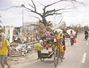 Philippine typhoon survivors loot and dig up water pipes
