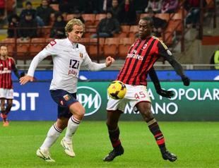 Milan leave stadium after players meet angry ultras