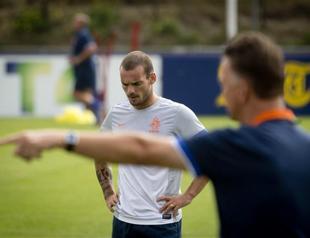 Galatasarays Sneijder to start for the Netherlands after late recall