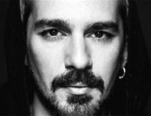 Koray Candemir sings for fans at Hayal