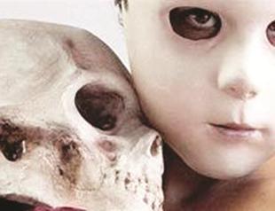 Social and symbolic aspects in theater play