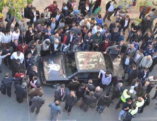 Police prevented from removing Atatürk picture from a car in Turkeys Denizli