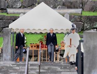 Japans emperor breaks with centuries-old burial tradition