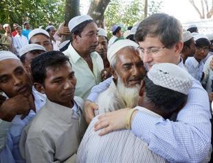 Foreign Minister Davutoğlu visits Myanmar’s Muslim minority in Arakan