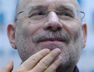 Russian writer Akunin snubs Putin over political prisoners