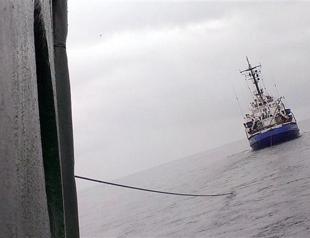 Russia opens piracy probe over Greenpeace oil protest