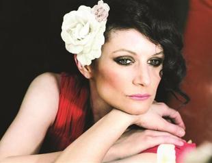 Jehan Barbur on stage at Kadıköy