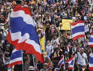 Thai protesters cut power to police headquarters