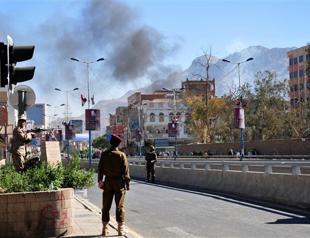 52 die as militants storm Yemen defence complex