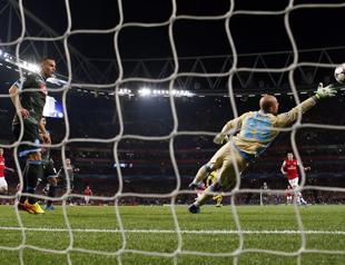 Özil magic leads Arsenal to 2-0 win over Napoli, Atletico downs Porto with Ardas late goal