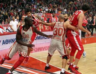 Olympiakos crushes Galatasaray 72-54 in game marred by brawl