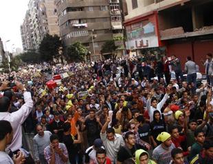 Egypt police fire tear gas as Islamists defy protest law