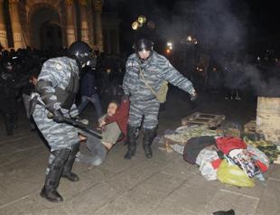 Truncheon-wielding police break up Ukraine pro-EU rally, injuring dozens of protesters