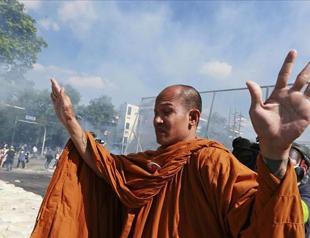 Thai protesters step up action, PM forced to leave building